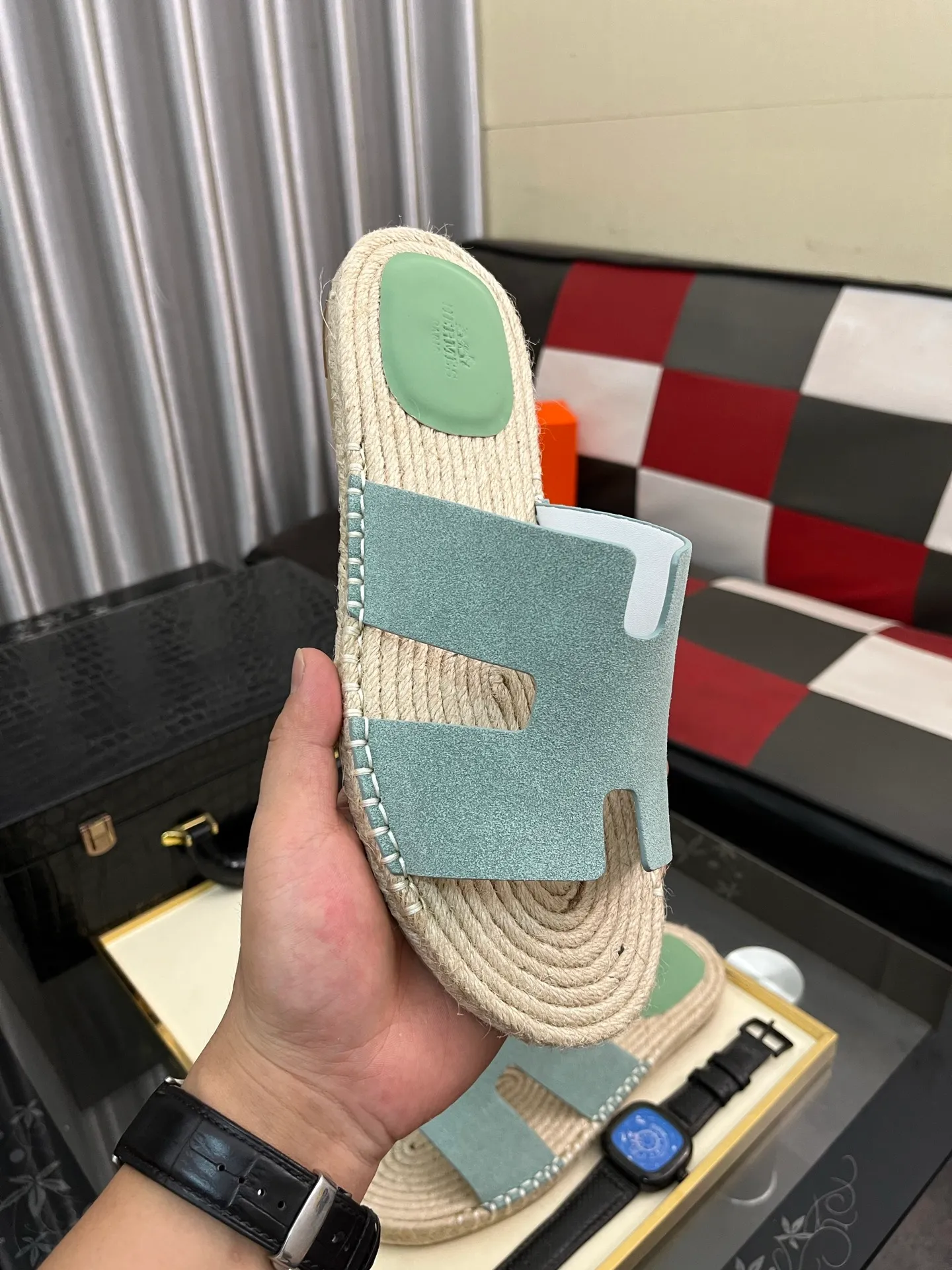 Men's shoes 💰320⌚️⌚️《HERMES》Hermès 💁♂️Men's casual slippers, quality comparison at counters🧚🏿♂️ The first layer of the upper is imported high mercerized matte, purely hand-drawn, raw rubber breathable and non-slip outsole, the lining is breathable and comfortable lambskin, the density is 100% comfortable, the original rubber outsole is wear-resistant and has a code number of 38-44. Can be customized 45-46-47